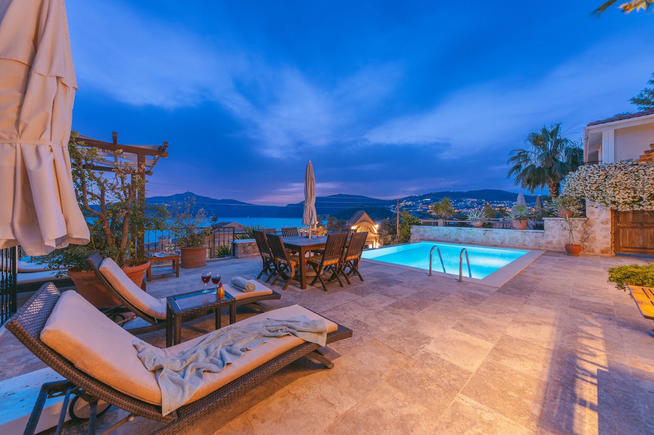 sublimer l'extérieur avec une terrasse en travertin