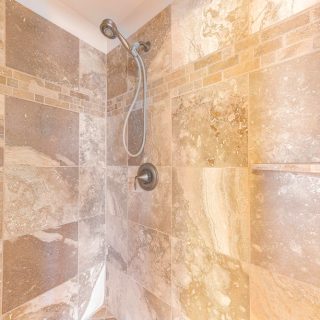 Salle de bain travertin et blanc est un duo chic et intemporel